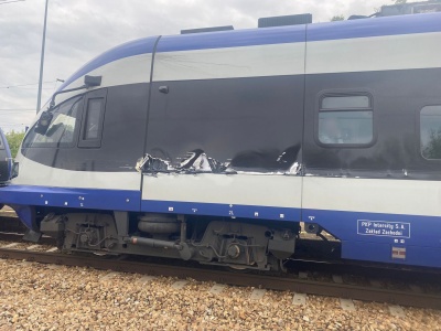 Zdarzenie na torach – żuraw kolejowy uszkodził pociąg PKP Intercity