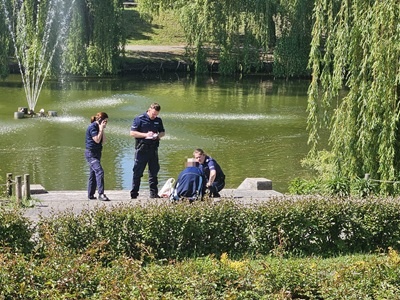 Policjanci na czas uratowali tonącego mężczyznę