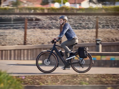 Trek FX+ 1 to rower z kartoteką. Nowy e-bike z manetką, która łamie europejskie zasady