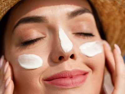 Pięć świetnych kremów do twarzy SPF 50, które nie bielą, a nawilżają