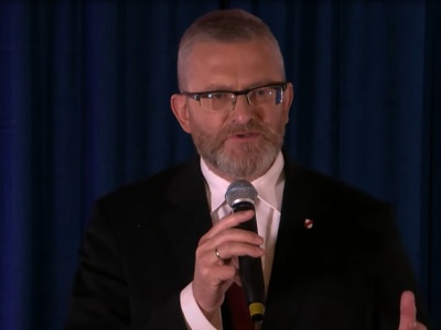 „Powinien już dawno siedzieć”. Sikorski oczekuje kary więzienia dla Brauna za „zamach na menorę”