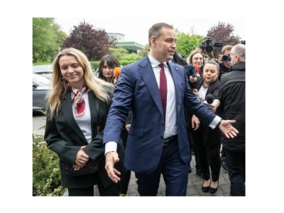 Podczas debaty na YouTube Nawrocki podpisał deklarację Mentzena; wyborcy Konfederacji mogą zdecydować kto będzie prezydentem RP