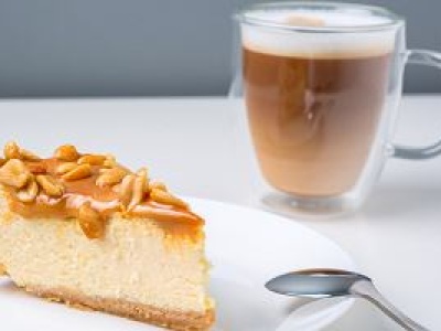 Najlepsze ciasto bez pieczenia na herbatnikach. Jak zrobić słynną krówkę? Zajmie ci to tylko chwilę