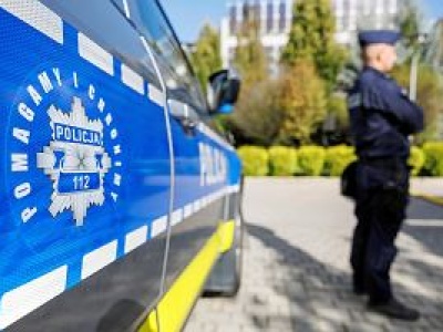 Dzieci potrącone niedaleko szkoły. Kierowca uciekł, szuka go policja