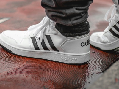 Adidas pozwany przez amerykańską markę. Poszło o paski