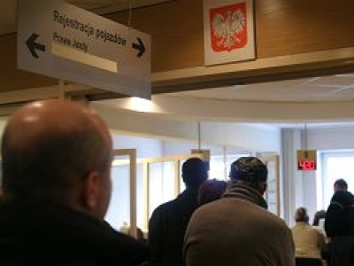 Kosztowna zmiana. Po 14 latach nadchodzą podwyżki dla kierowców. Samorządy chcą wyrównać straty