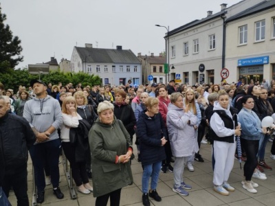 Marsz milczenia w Zduńskiej Woli. Setki osób uczciły pamięć 6-letniego Maksa [ZDJĘCIA]