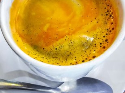 Wcale nie mleko czy cukier. Wsyp odrobinę do kawy, a będzie jeszcze smaczniejsza