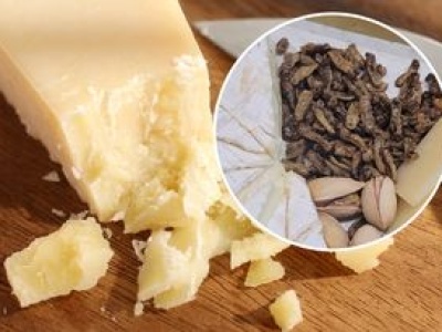 Leżały między kawałkami sera i dziwiły wszystkich. Nazwa przekąski dodatkowo mnie zmroziła
