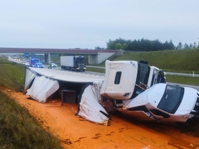 Nietypowe zdarzenie na autostradzie A1. Z ciężarówki wylał się sos pomidorowy
