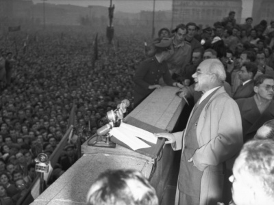 Ciężki przemysł i jeszcze cięższe życie: realia stalinowskiej industrializacji w PRL
