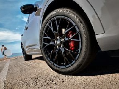 Ford Kuga do kupienia w wersji całej na czarno. Tyle trzeba za niego zapłacić