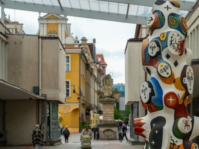 Poznań zyskał rzeźbę. Ogromny, kolorowy totem stanął na Starym Rynku