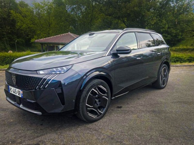 Nowy Peugeot e-5008 przetestowany na autostradzie. „Jest po prostu znakomity!”