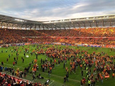 Spięcie po meczu Jagiellonii. Interweniowali sami kibice. 