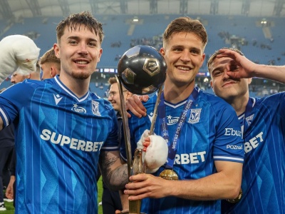 Mały wypadek podczas fety w Poznaniu. Na murawie pojawiła się krew