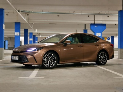 Hybrydowa Toyota Camry Executive. Tak się modernizuje popularne japońskie samochody w 2025 r.