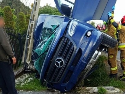 Koszmarny wypadek na Lubelszczyźnie. Bus uderzył w słup energetyczny. Na miejscu strażacy