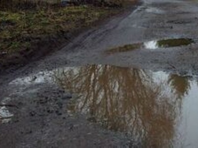 Kamieni nawieźli za darmo. Burmistrz: Bierzcie i rozsypujcie