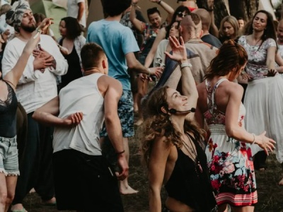 Festiwal Simbiosa – miejsce, gdzie magia spotyka się z radością życia!