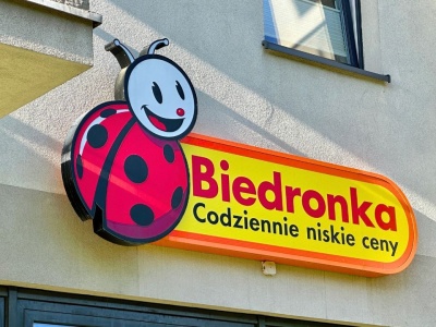Biedronka sypnęła promocjami. 2+1 gratis na gadżety dla psa i kota. Zwierzaki oszaleją na ich punkcie