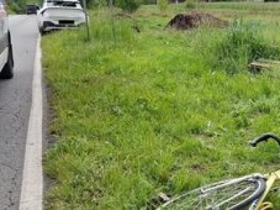 Głową w osobówkę. Kask uratował rowerzystę