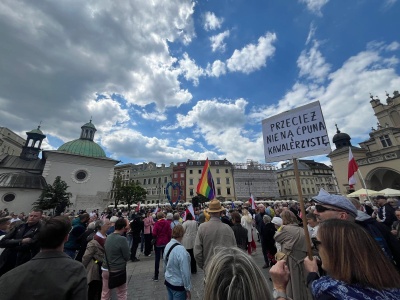 „Przecież nie na ćpuna kawalerzystę”. Wiec poparcia dla Trzaskowskiego w Krakowie (ZDJĘCIA)