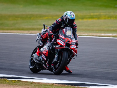 MotoGP: Czerwona flaga ratuje Marquezów, Bezzecchi triumfuje na Silverstone!