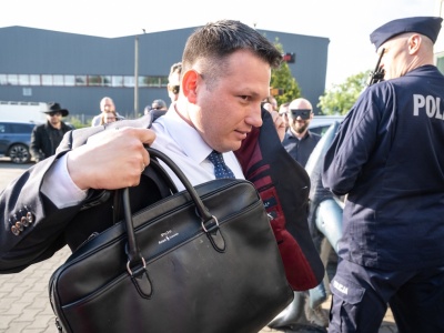 Pułapka? Przed Mentzenem otwierają się drzwi salonu