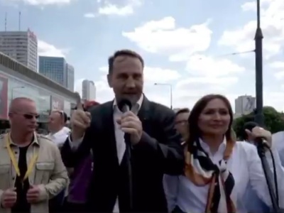 Sikorski na marszu Trzaskowskiego wymienił Mentzena. „Chcę podziękować” [WIDEO]