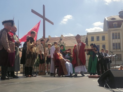 Bydgoszcz. Inscenizacja koronacji pierwszego króla Polski oraz Marsz Życia i Rodziny [WIDEO]