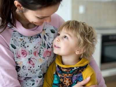 Po czym rozpoznasz, że twoje dziecko jest szczęśliwe? Te 3 sygnały dają do myślenia