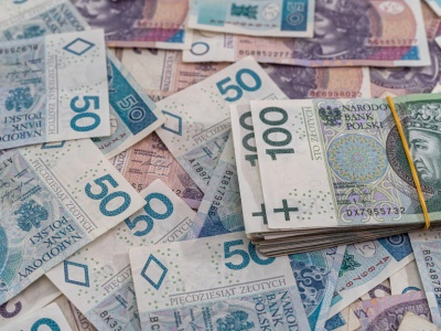 W czerwcu 575 zł dopłaty do pensji. Nie ma wyjścia, muszą wypłacić