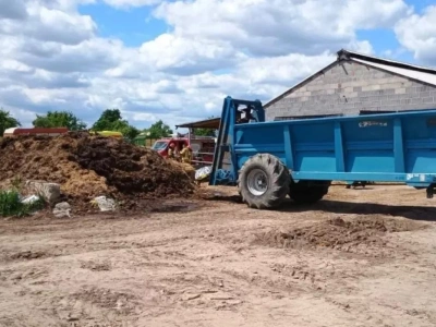 Tragedia pod Sieradzem. Rozrzutnik obornika wciągnął rolnika