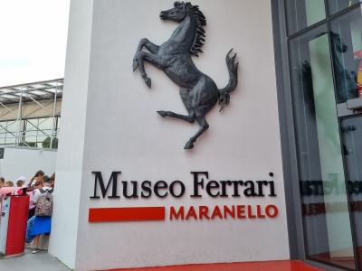 Odwiedziłem Muzeum Ferrari w Maranello. Ile mnie to kosztowało?