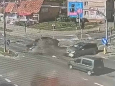 71-latek wjechał na czerwonym i staranował auta!