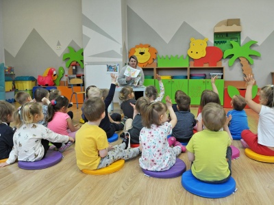 Pracuje w żłobku. Po kilku latach zastanawia się nad zmianą. 