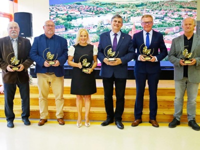 Byli burmistrzowie i przewodniczący Rady Miejskiej z medalami 35-lecia samorządu