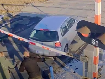 Uważaj na przejeździe kolejowym. Pociąg nadjeżdża znienacka