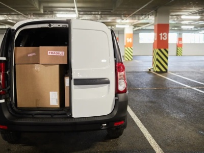 Jak wybrać idealne auto dostawcze dla swojej działalności? Przegląd najpopularniejszych modeli