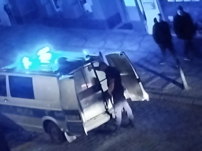 Kopał samochody, walił pięścią w witryny. Agresor obezwładniony przez przechodniów [FOTO]