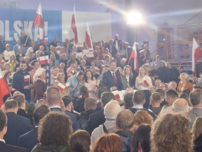 Emocje i nerwy w strugach deszczu. Relacja ze sztabu Trzaskowskiego