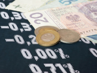 Kursy walut. Złoty nieco zyskał w stosunku do euro, dolara i franka