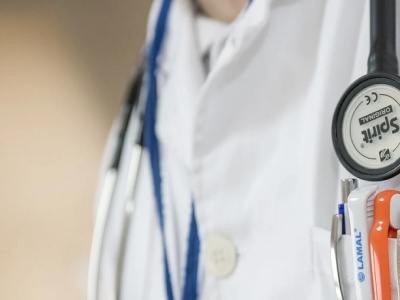 Dermatolog zarobił 400 tys. euro w 10 dni za nadgodziny w publicznym szpitalu. Ruszają kontrole
