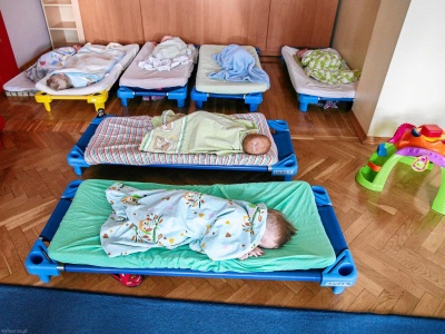 Niemowlę, tak czy siak, budzi się o 4 nad ranem. Konsultantka snu wyjaśnia dlaczego