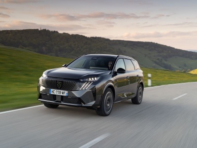 Peugeot e-3008 i e-5008 o mocy 325 KM. Topowa wersja