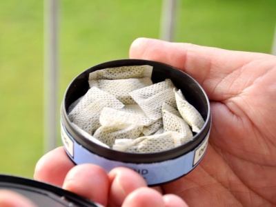 Czy snus jest tym samym, co woreczek nikotynowy? Ekspert wyjaśnia różnicę