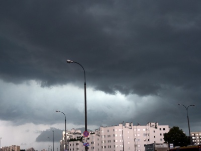 W środę pożegnamy się ze słońcem. Miejscami mogą uderzyć burze. A jak będzie w weekend?