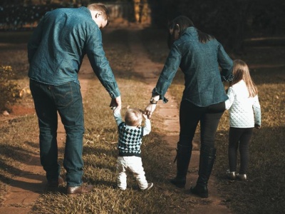 Równy podział obowiązków uratuje polską demografię? Te wyniki badań dają do myślenia