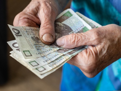 Przekaż babci i dziadkowi. 350 złotych co miesiąc bez progu dochodowego. Tylko potrzebny jest wniosek